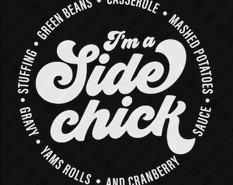 Puede incluir: Texto blanco sobre fondo negro que dice "I'm a Side chick" en una fuente estilizada. El texto está rodeado por un círculo de texto blanco que dice "Stuffing, Green Beans, Casserole, Mashed Potatoes, Sauce, Gravy, Yams Rolls, and Cranberry".