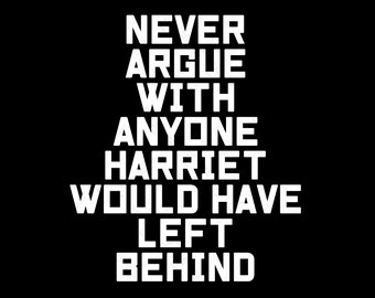 Puede incluir: Gráfico de texto en blanco y negro con la cita "Nunca discutas con nadie que Harriet hubiera dejado atrás."