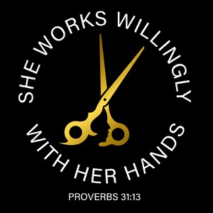 Puede incluir: Un par de tijeras doradas con una silueta de rostro de mujer dentro de los anillos. El texto "Ella trabaja de buena gana con sus manos" está escrito en un círculo alrededor de las tijeras. El texto "Proverbios 31:13" está escrito debajo del círculo.