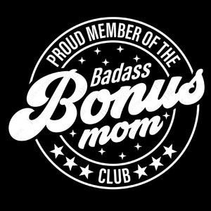 Könnte beinhalten: Schwarze Grafik mit weißem Text: "PROUD MEMBER OF THE Badass Bonus Mom CLUB" in einem kreisförmigen Design. Der Text ist fett und verspielt, mit Sternakzenten.