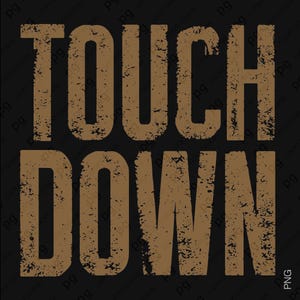 Op de afbeelding: Een zwarte achtergrond met de woorden "TOUCH DOWN" in grote, verweerde bruine letters. De tekst heeft een getextureerde, versleten uitstraling, wat wijst op een vintage of rustiek ontwerp. De afbeelding is een grafisch ontwerp, waarschijnlijk voor kleding of sportartikelen.