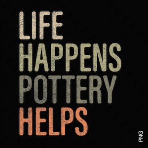 Op de afbeelding: Een zwarte achtergrond met de tekst "LIFE HAPPENS POTTERY HELPS" in een verweerde, vintage stijl. De tekst is in verschillende kleuren, met "HELPS" in een warme oranje tint.