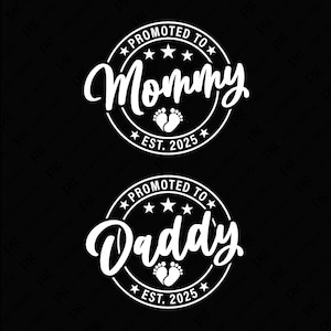 Promovida a mami Svg Png, Promovida a papi Svg Png, Est 2025 Svg, Anuncio de embarazo Svg Descarga digital Sublimación PNG y SVG Cricut