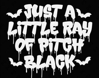 Puede incluir: Gráfico negro con texto blanco: "JUST A LITTLE RAY OF PITCH BLACK". El texto tiene un efecto de goteo, con siluetas de murciélagos blancos arriba y abajo, ideal para Halloween.