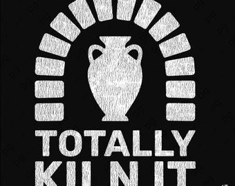Könnte beinhalten: Weißes Grafikdesign auf schwarzem Hintergrund mit einer Vase in einem Bogen aus Ziegeln. Der Text "TOTALLY KILN IT" steht darunter. Das Design hat ein strukturiertes, handgezeichnetes Aussehen.