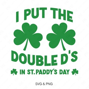 Op de afbeelding: Groen klavertje vier ontwerp met de tekst "I put the double D's in St. Paddy's Day" en de woorden "SVG & PNG" onderaan.