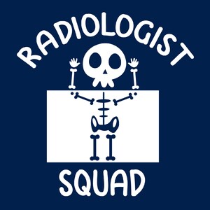 Pode incluir: Texto branco em fundo azul escuro que diz "Radiologist Squad". Um esqueleto de desenho animado está em pé na frente de uma imagem de raio-x com um crânio acima.