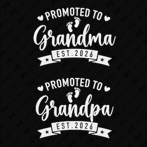 Może przedstawiać: Czarny projekt graficzny zawiera napisy "PROMOTED TO Grandma" i "PROMOTED TO Grandpa" w białym skrypcie. Projekt zawiera ślady stóp dziecka, serca i rok "EST. 2026" na banerze. Tło jest czarne.