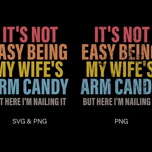 Het is niet gemakkelijk om de Arm Candy van mijn vrouw te zijn, maar hier spijker ik het Svg Png, man cadeau idee Digitale download Sublimatie PNG & SVG Cricut