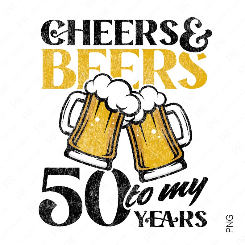 以下が含まれることがあります： 黒と金の「Cheers & Beers」の文字と、2つのビールジョッキがぶつかり合っているグラフィックデザイン。 下には「50 to my YEARS」の文字があり、50周年を祝っています。