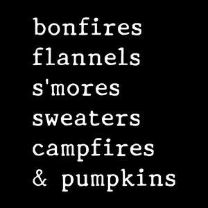 Op de afbeelding: Een zwart-wit afbeelding met de tekst "bonfires, flannels, s'mores, sweaters, campfires & pumpkins".