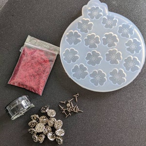Kit di stampi per papaveri per realizzare 15 papaveri singoli da 22 mm per il Giorno della Memoria, il kit viene fornito con glitter, acrilico, spille e stampo.