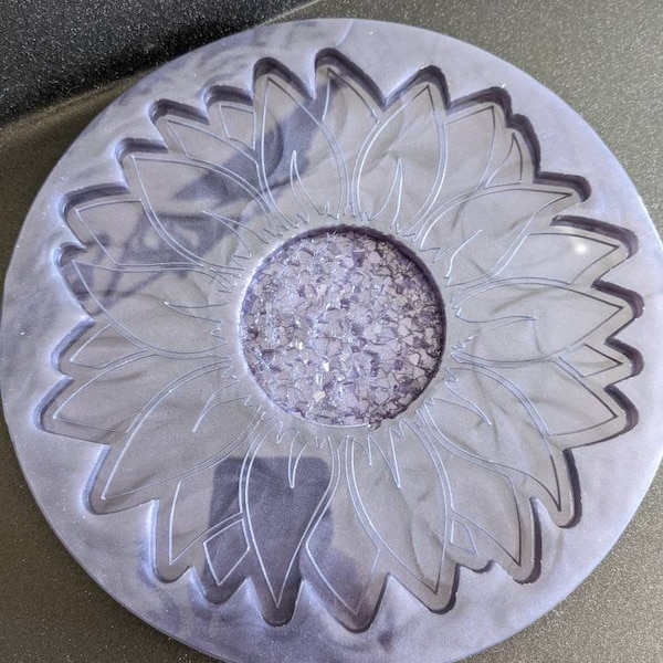 Silicone Mould to make a Large sunflower with a druzy centre. Stunning . measure 200mm diameter and 10mm thick.