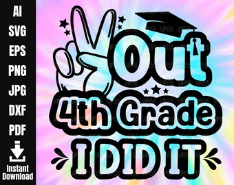 Op de afbeelding: Zwart-wit grafisch ontwerp met een vredesteken, een afstudeerhoed en de tekst "You Out 4th Grade I Did It". Het ontwerp is op een tie-dye achtergrond met roze, blauwe en gele kleuren.