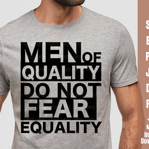 Op de afbeelding: Een grijs T-shirt met zwarte tekst die "Men of Quality Do Not Fear Equality" zegt.