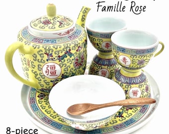 Set da 8 pezzi - Servizio da tè cinese vintage Famille Rose: teiera, tazze, ciotola, cucchiaino, vassoio rotondo; Jingdezhen; Longevity Mun Shou; Porcellana gialla