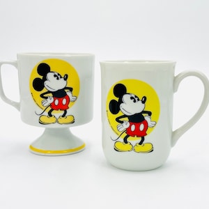 Set van 2 - VINTAGE Mickey Mouse-mokken (Walt Disney) Retro wit-gele koffie-/thee-/kinderbeker op voet; Disney-verzamelaar; Zijn en haar