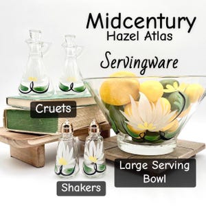 Puede incluir: Juego de vajilla Midcentury Hazel Atlas con aceiteras, saleros y un bol grande. Las aceiteras y saleros de cristal transparente tienen un diseño de flor blanca con detalles verdes. El bol contiene limones y elementos decorativos.