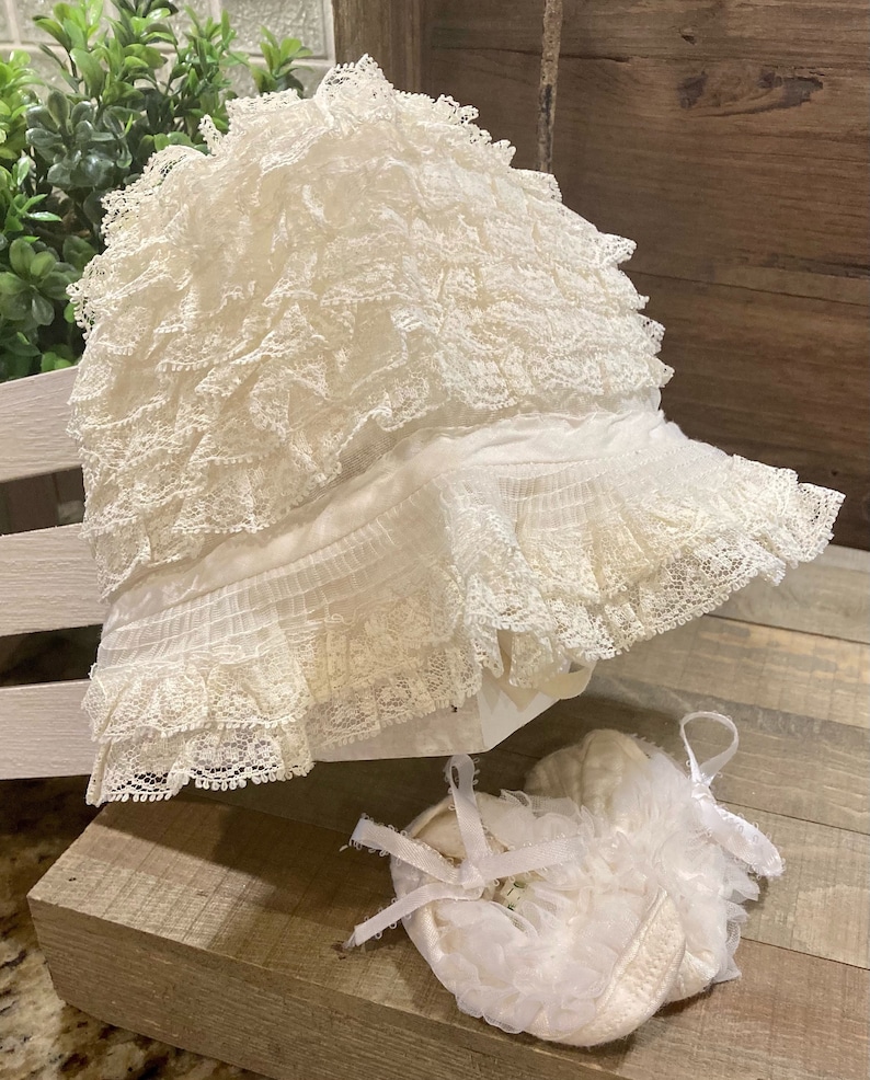 Off White Vintage 1970/'s Lace Baby Bonnet and Booties