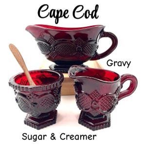 CHOOSE (1975-) Avon Cape Cod Vaisselle de service : assiettes à salade ; Bols à dessert ; Sucre et crémier ; Sauce saucière ; Plat à relish - Verre rouge rubis