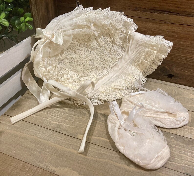 Off White Vintage 1970/'s Lace Baby Bonnet and Booties