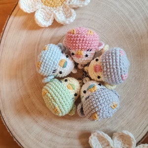 Kleine Bunte Wellensittiche Schlüsselanhänger Gehäkelt Amigurumi Handgemacht Plüsch Accessoires Stofftier Wellensittich Vogelliebhaber Bild 1