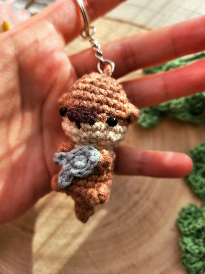 Schlüsselanhänger Otter Gehäkelt Amigurumi Handgemacht Plüsch Accessoires Stofftier Geschenk Tiere Anhänger Bild 2