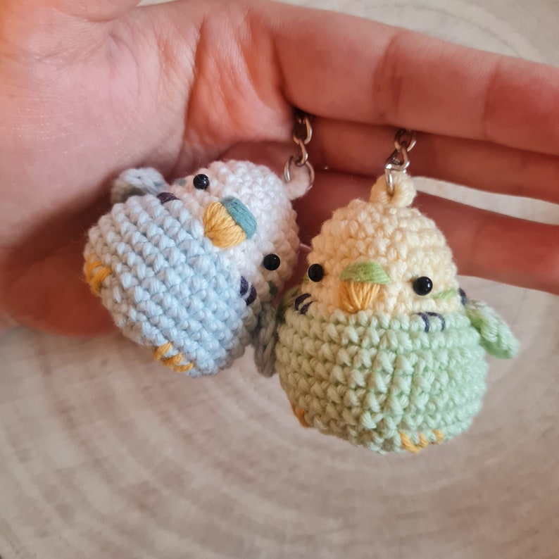 Kleine Bunte Wellensittiche Schlüsselanhänger Gehäkelt Amigurumi Handgemacht Plüsch Accessoires Stofftier Wellensittich Vogelliebhaber Bild 3