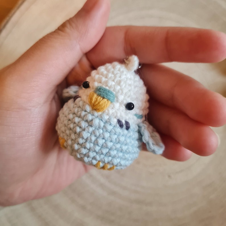 Kleine Bunte Wellensittiche Schlüsselanhänger Gehäkelt Amigurumi Handgemacht Plüsch Accessoires Stofftier Wellensittich Vogelliebhaber Bild 4