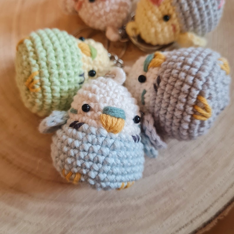 Kleine Bunte Wellensittiche Schlüsselanhänger Gehäkelt Amigurumi Handgemacht Plüsch Accessoires Stofftier Wellensittich Vogelliebhaber Bild 9