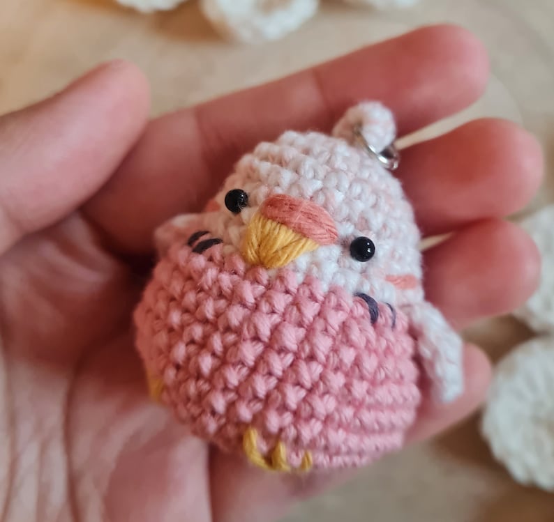 Kleine Bunte Wellensittiche Schlüsselanhänger Gehäkelt Amigurumi Handgemacht Plüsch Accessoires Stofftier Wellensittich Vogelliebhaber Bild 6