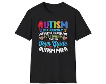 Peut inclure: T-shirt noir avec un graphique coloré qui dit "L'autisme est un voyage que je n'ai jamais planifié, mais je suis sûr d'aimer mon guide touristique Je suis un Mimi autiste".