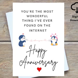 Könnte beinhalten: Eine druckbare Karte mit einem niedlichen Pinguinpaar, das eine Schnur mit den Worten "Ich liebe dich" hält. Die Karte lautet "Du bist das Schönste, das ich je im Internet gefunden habe. Herzlichen Glückwunsch zum Jahrestag."