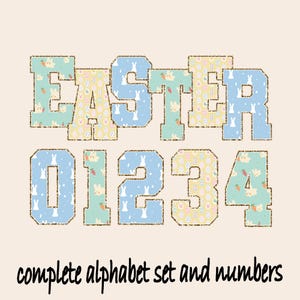 以下が含まれることがあります： 「EASTER」の文字と数字「01234」が、金色のグリッターで縁取られたカレッジフォントで表示されています。文字と数字は、パステルカラーのウサギとニンジンのパターンで装飾されています。「complete alphabet set and numbers」のテキストが下にあります。