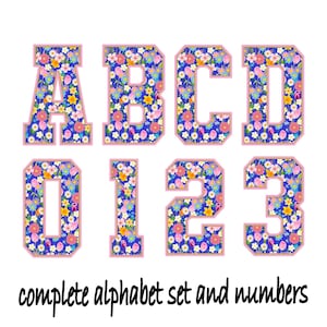 以下が含まれることがあります： 花柄のアルファベットと数字のセット。文字はA、B、C、D。数字は0、1、2、3。文字と数字はピンクで、背景はブルー、アウトラインは白です。