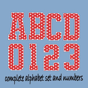 Pode incluir: Fundo azul claro com as letras A, B, C, D e os números 0, 1, 2, 3. As letras e os números são vermelhos com bolinhas brancas e uma contorno branco. O texto "complete alphabet set and numbers" está em baixo.