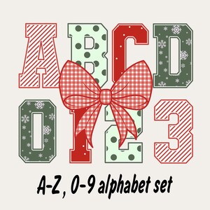 Puede incluir: Un conjunto decorativo de alfabeto y números con las letras A, B, C, D y los números 0, 1, 2, 3. Las letras y los números son en rojo, verde y blanco con patrones como rayas, lunares y copos de nieve. Un lazo de cuadros rojos y blancos está en el centro. El texto "A-Z, 0-9 alphabet set" está debajo.