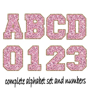 Puede incluir: Letras y números de purpurina rosa con contornos dorados. Las letras son A, B, C, D, 0, 1, 2 y 3. El texto "complete alphabet set and numbers" está debajo de las letras y los números.