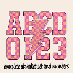 Peut inclure: Graphique d'un ensemble complet d'alphabet et de chiffres. Les lettres A, B, C, D et les chiffres 0, 1, 2, 3 sont dans un motif à carreaux rose et orange. Un éclair rose est au centre.