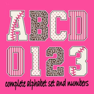 Könnte beinhalten: Ein pinkfarbener Hintergrund mit den Buchstaben A, B, C, D und den Zahlen 0, 1, 2, 3. Die Buchstaben und Zahlen haben verschiedene Muster, darunter Baseballnähte, Leopardenmuster, Polka Dots und rosa Streifen. Der Text "complete alphabet set and numbers" steht unten.