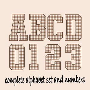 Könnte beinhalten: Ein vollständiges Alphabet-Set und Zahlen mit den Zeichen A, B, C, D, 0, 1, 2 und 3. Jedes Zeichen ist in einer fetten Blockschrift mit einem braun-weißen Vichy-Karo-Muster und einer durchgehenden braunen Umrandung dargestellt.