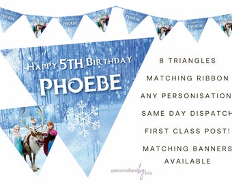 Pode incluir: Faixa de festa de aniversário com tema Frozen com triângulos azuis e brancos com imagens de Olaf, Anna e Elsa. A faixa diz "Feliz 5º aniversário Phoebe".