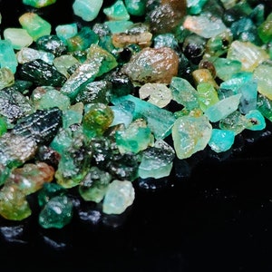 100 PCS AAA Emerald Raw Natural Emerald Rough Gemstone/Emerald Crystal/Emerald Raw Gemstone/Healing Emerald /3mm 5mm Emerald Untreated Rough