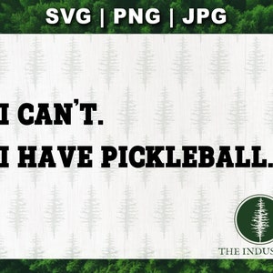 Peut inclure: Texte noir et blanc sur fond blanc avec un logo d'arbre vert en bas à droite. Le texte dit "I CAN'T. I HAVE PICKLEBALL." et "THE INDUSTREE".