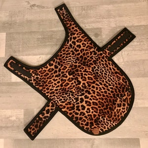 Puede incluir: Un abrigo para perros con estampado de leopardo, con ribetes negros y correas ajustables. El abrigo presenta un patr&oacute;n de manchas marrones y negras. El abrigo est&aacute; dise&ntilde;ado para un ajuste c&oacute;modo.