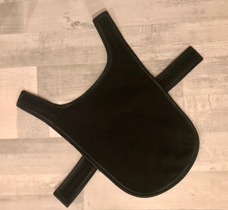 Puede incluir: Un abrigo negro para perros con correas ajustables. El abrigo est&aacute; hecho de un material suave y duradero y est&aacute; dise&ntilde;ado para brindar calidez y protecci&oacute;n a los perros. El abrigo tiene una forma redondeada y est&aacute; dise&ntilde;ado para adaptarse c&oacute;modamente a la espalda de un perro.