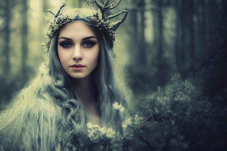 Puede incluir: Retrato de una mujer con largo cabello gris y ojos azules, luciendo una corona de ramas y flores. La imagen tiene una cualidad suave y et&eacute;rea, con un fondo borroso de bosque.