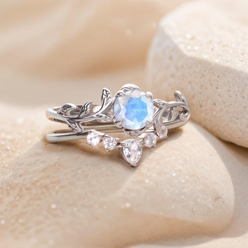 Jubileumsringset för henne — Naturinspirerade månstensringar | Smycken med födelsesten i juni — MAGNOLIA bild 1