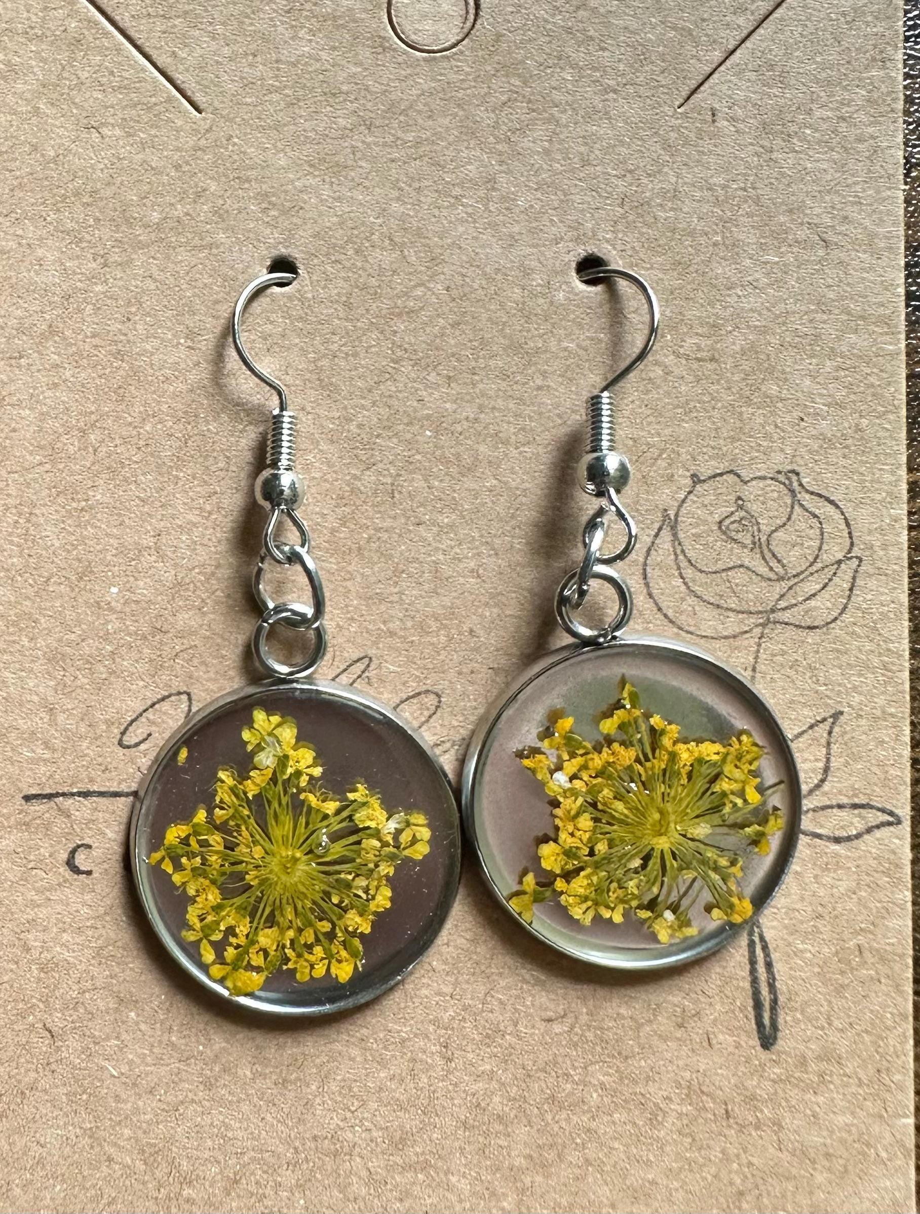 Boucles D'oreilles Pendantes Femmes - Fleurs Superposées En Résine Jaune - Neuf Avec étiquettes