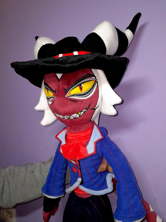 クリムゾン。ヘルヴァ・ボス。ハズビン・ホテル。大きなぬいぐるみ